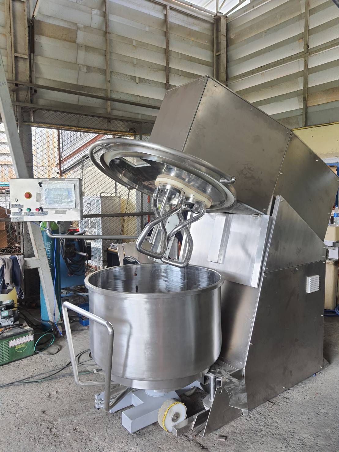 เครื่องผสมอาหารในโรงงาน